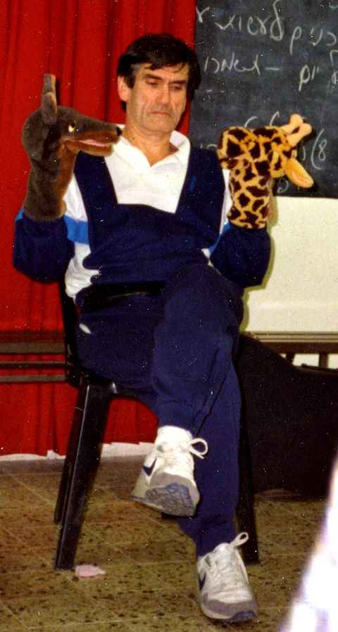 Uma imagem contendo pessoa, cadeira, mulher, mesa

Descri��o gerada automaticamente