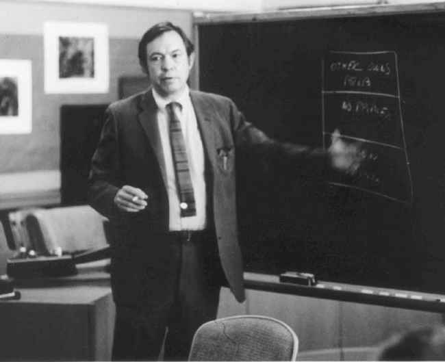 Foto em preto e branco de homem de terno e gravata

Descri��o gerada automaticamente